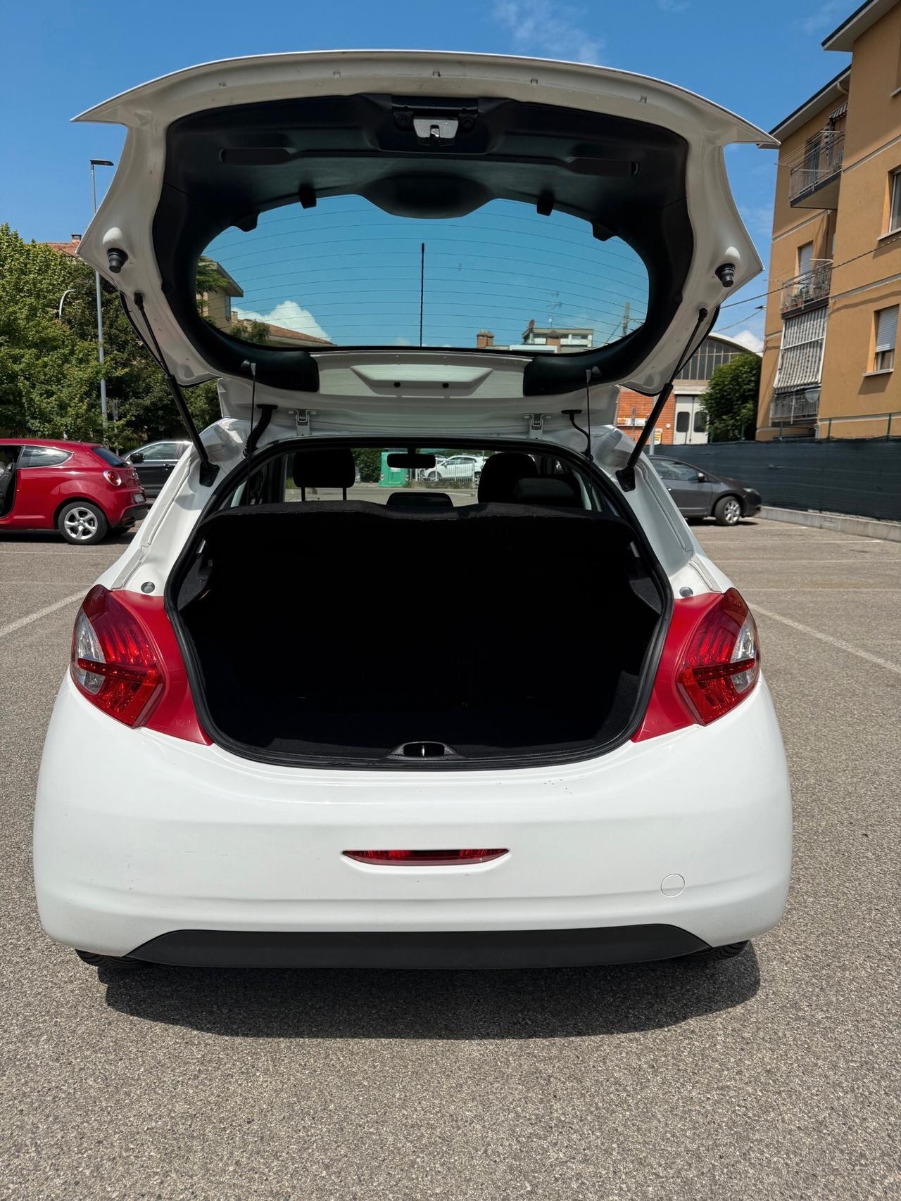 Peugeot 208 1.2 - NEOPATENTATI - 12 MESI DI GARANZIA -