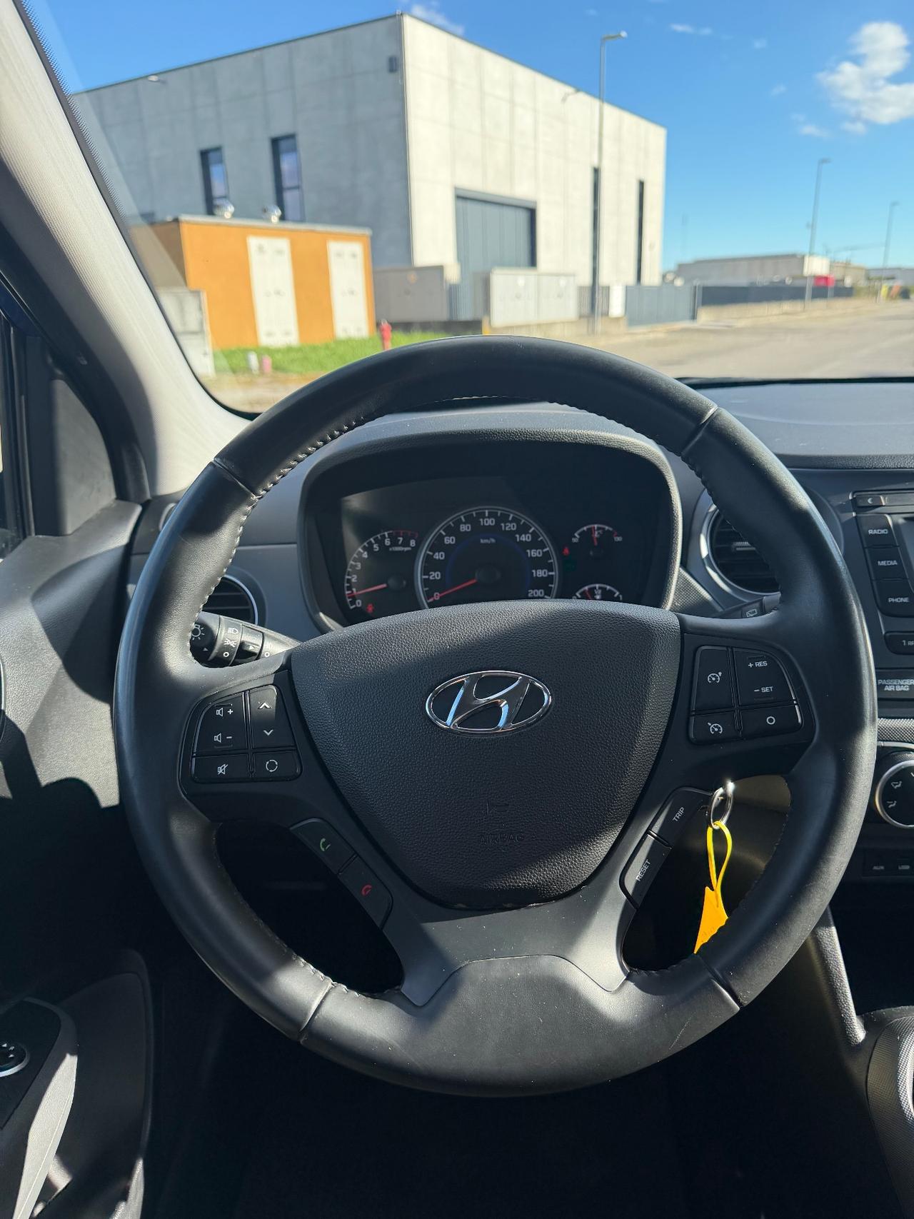 Hyundai i10 .