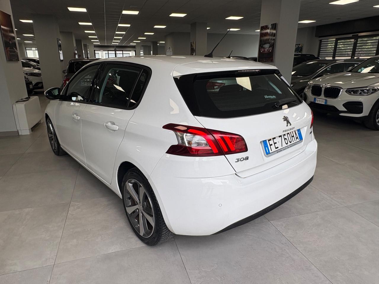 Peugeot 308 1.2 benzina 110cv 2016 neopatentati