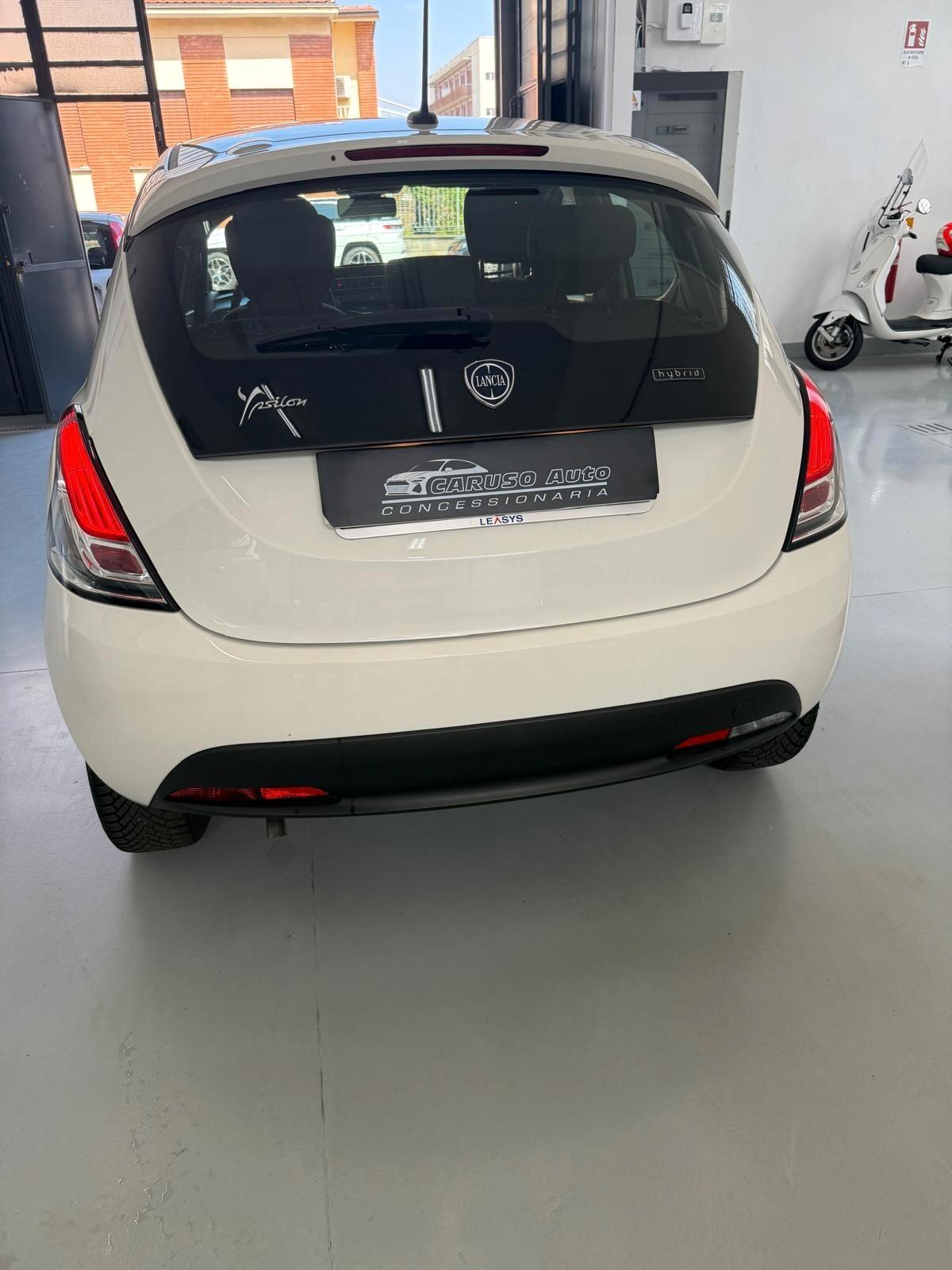 Lancia Ypsilon 1.0 FireFly 5 porte S&S Hybrid Ecochic Silver