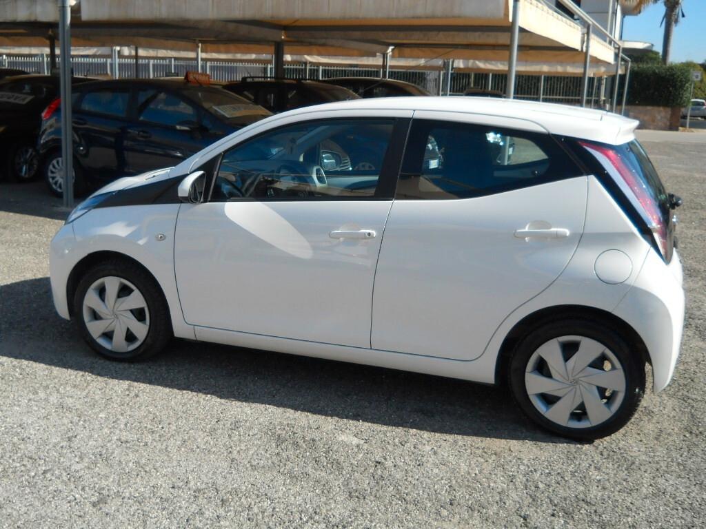 Toyota Aygo 1.0 VVT-i 69 CV 5 porte x-play automtica