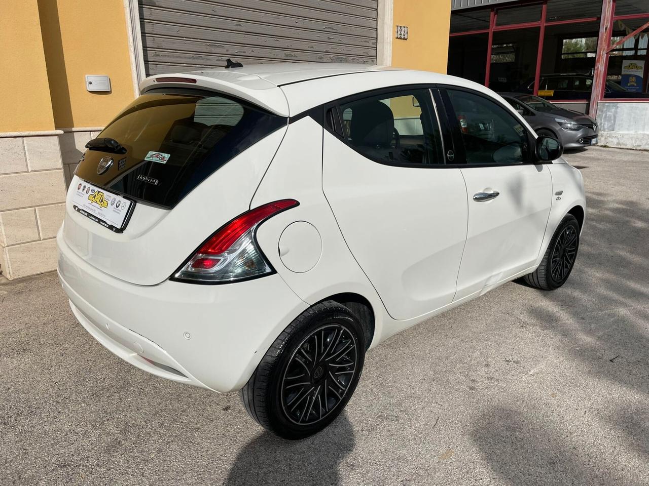 Lancia Ypsilon 1.0 Hybrid Gold