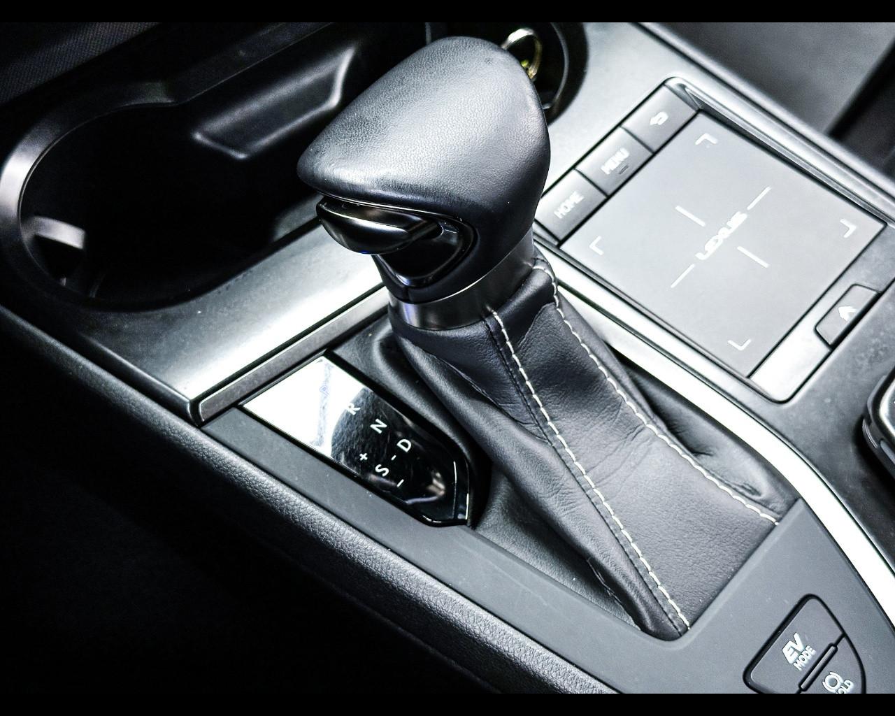 LEXUS UX - UX Hybrid 4WD Executive
