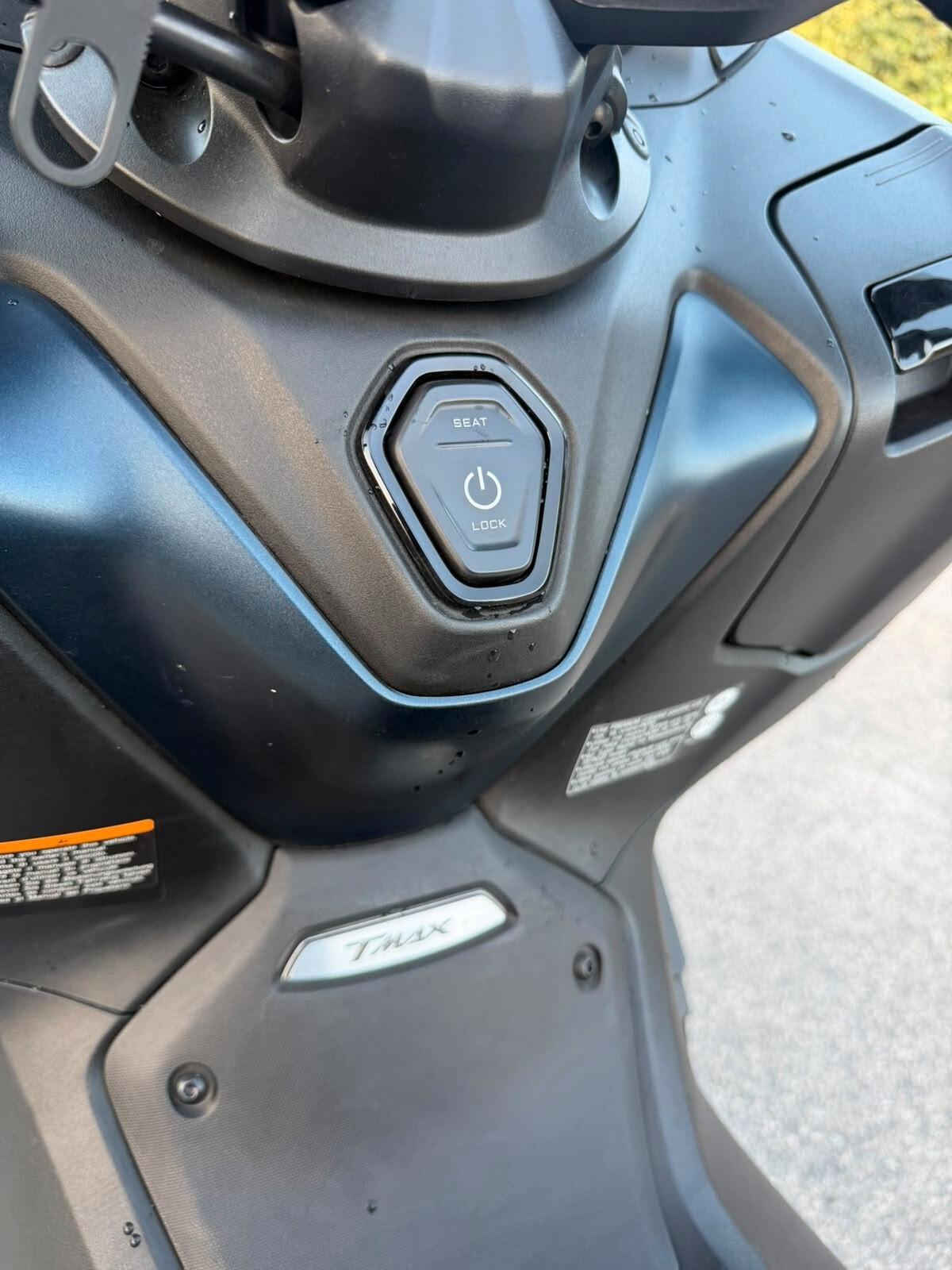 YAMAHA T MAX 560 ICON 2024 KM 11.000 PARI AL NUOVO