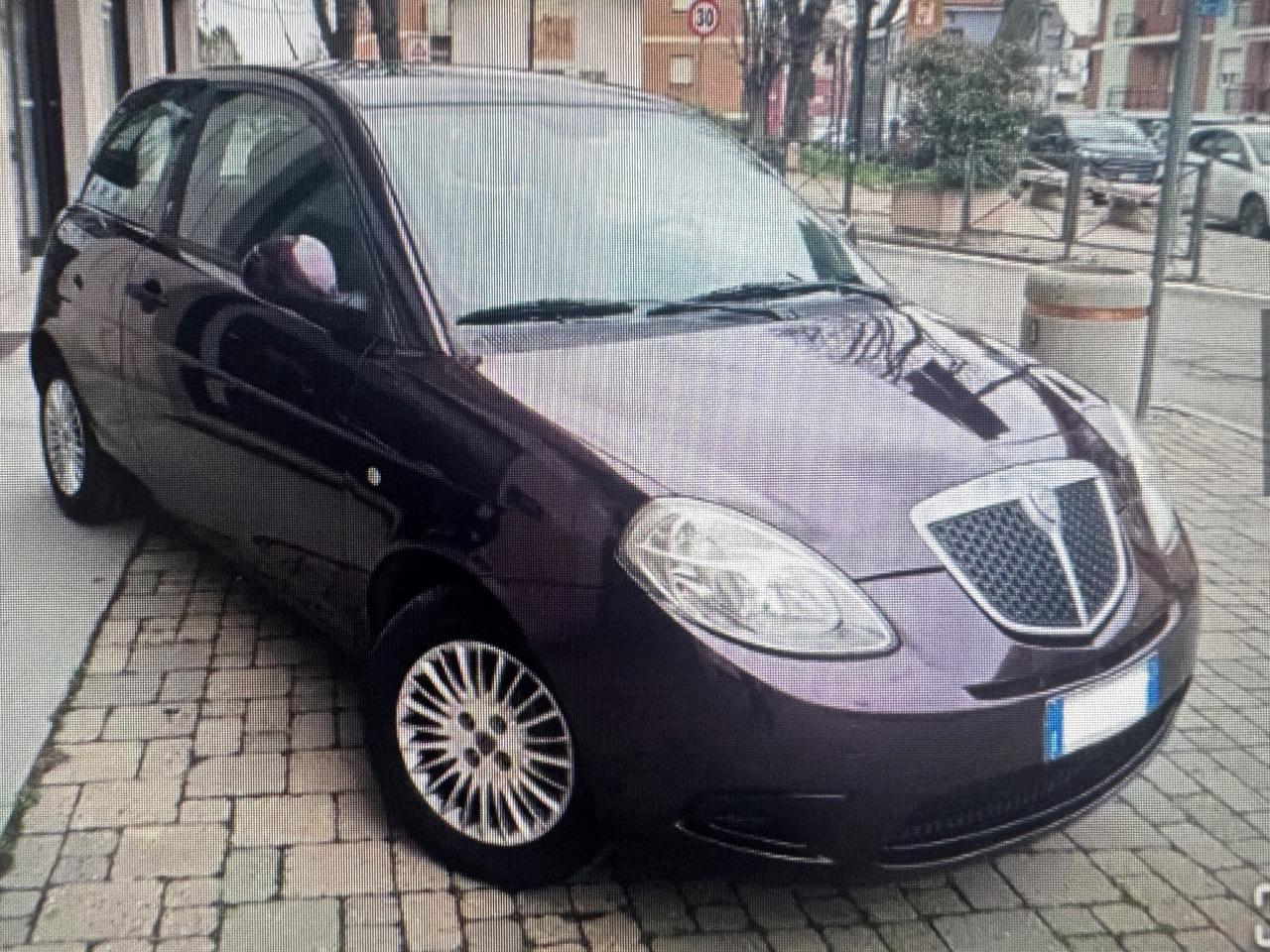 Lancia Ypsilon 1.3 MJT 75cv. Guida neo patentati