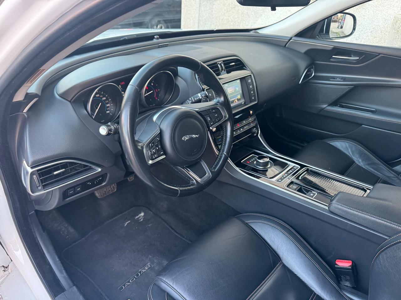 Jaguar XE 2.0 D 180 CV aut. Pure