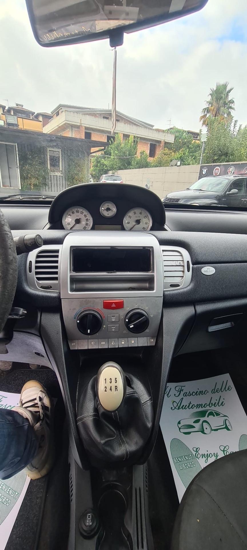 Lancia Ypsilon 1.2 69 CV Unyca