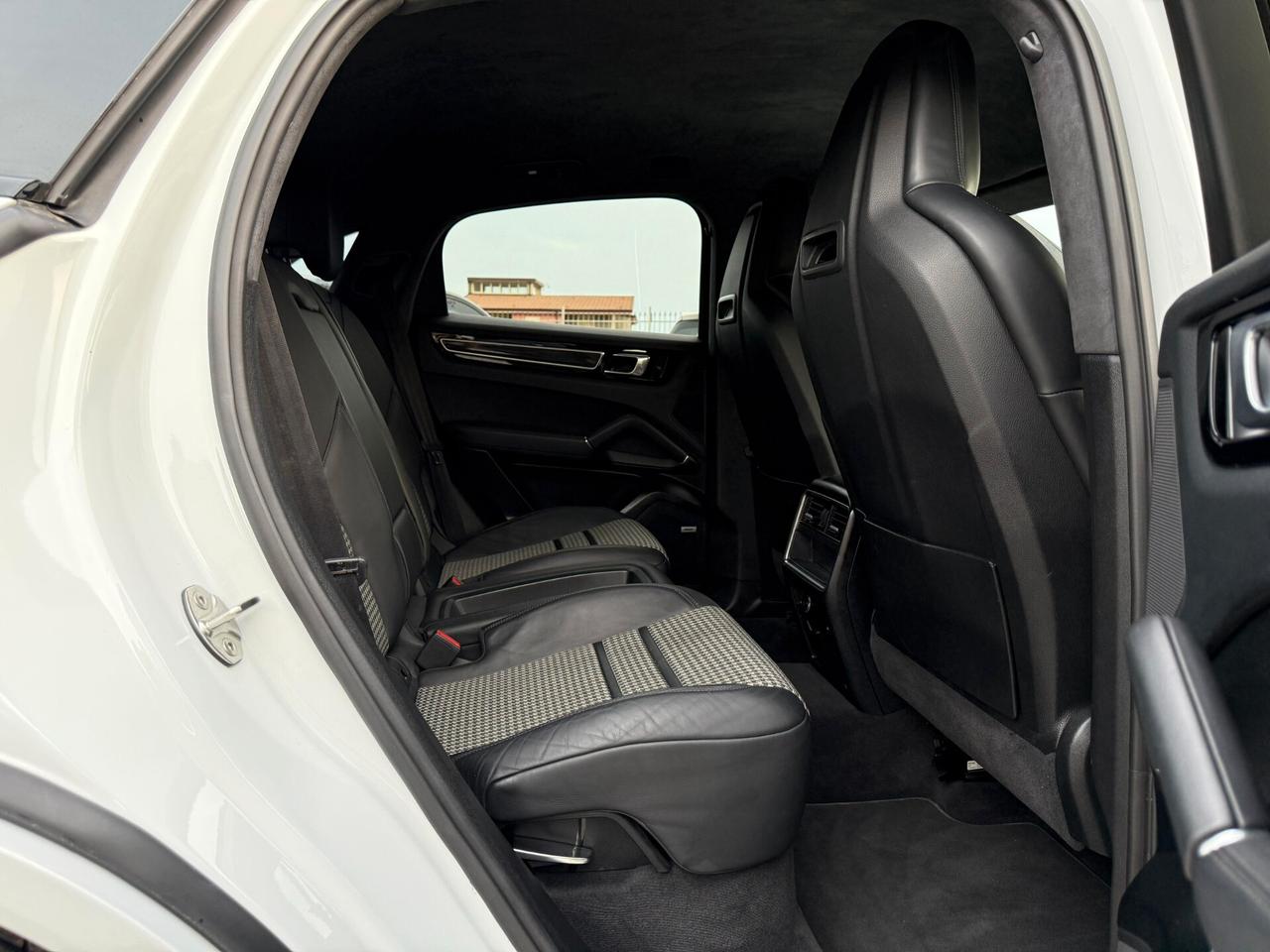 Porsche Cayenne Coupé Allestimento GTS