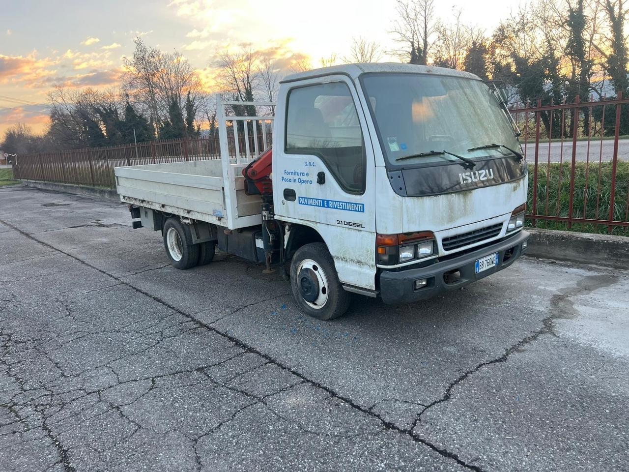 ISUZU CON GRU CASSONE FISSO