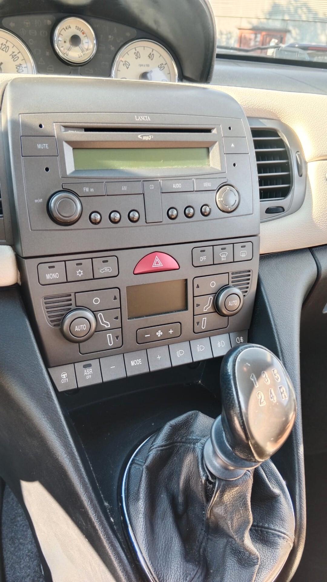 Lancia Ypsilon 1.4 16V Oro