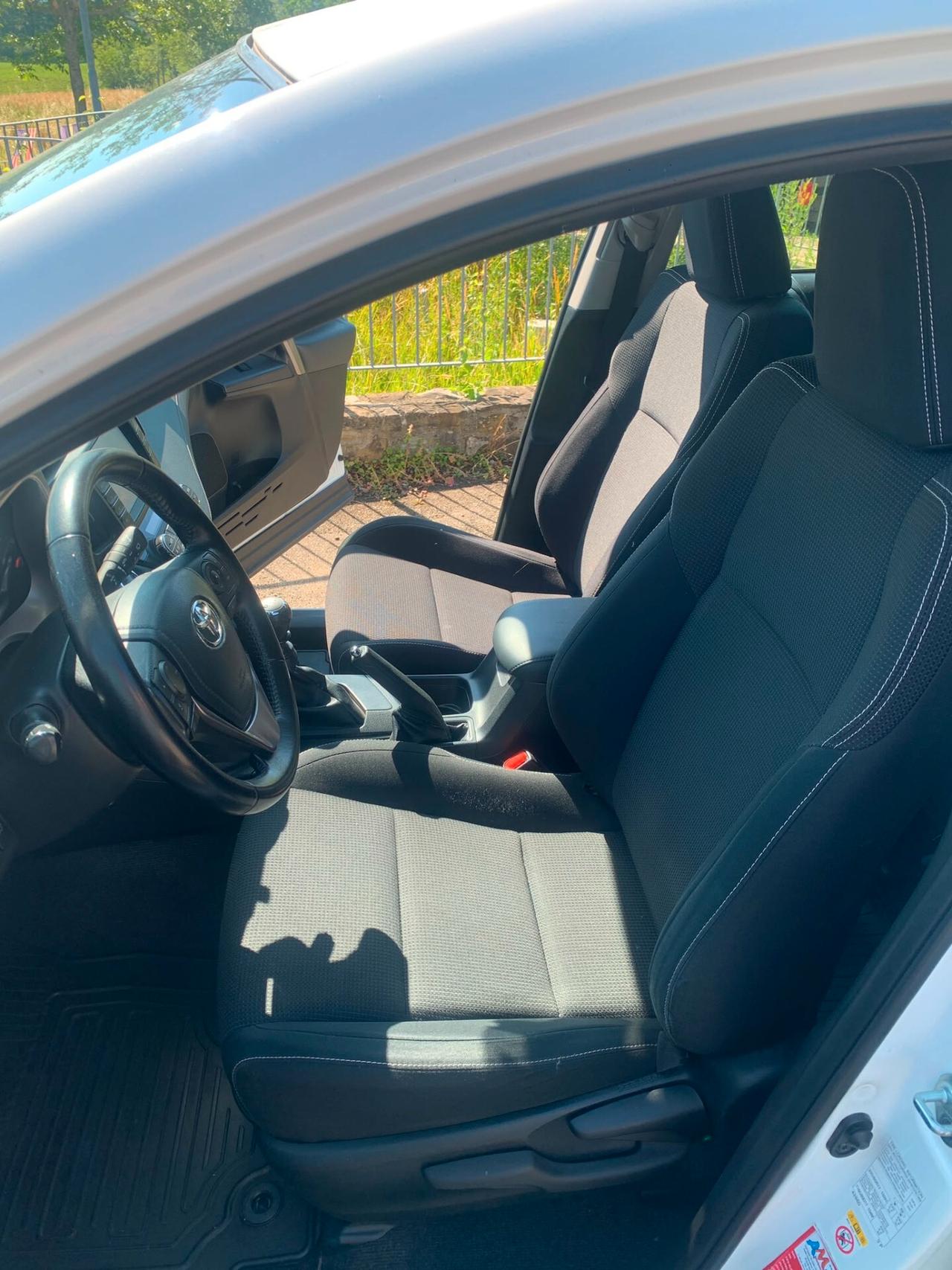 Toyota RAV 4-TDI 2R 107000 km-anno 2016-tagliandato-suv-sicuro spazioso in ottime condizioni