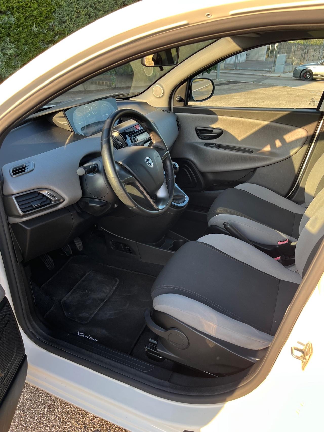 Lancia Ypsilon 1.2 69 CV 5 porte S&S Silver tetto panoramico