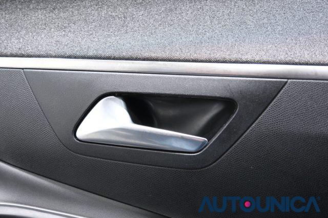 PEUGEOT 3008 HYBRID4 300 E-EAT8 ALLURE PACK