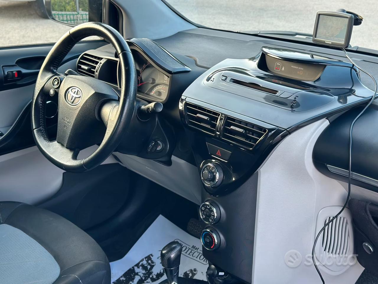Toyota iQ 1.0 Lounge CVT 2012 Automatica