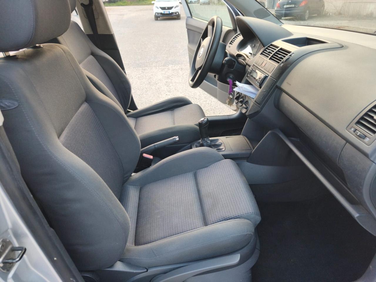 Volkswagen Polo 2003---1.4 Benzina