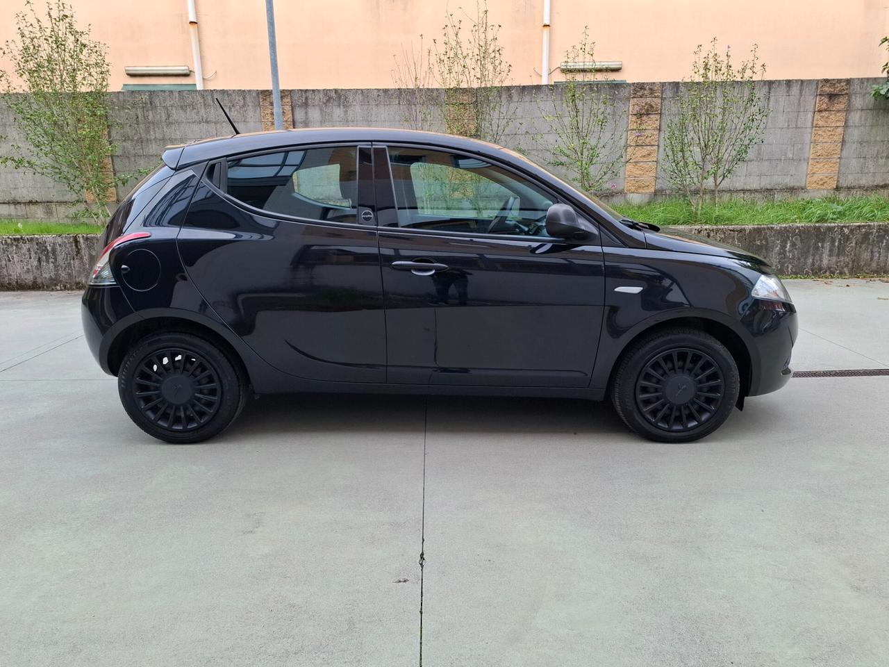 Lancia Ypsilon 1.0 FireFly 5 porte S&S Hybrid Ecochic Silver