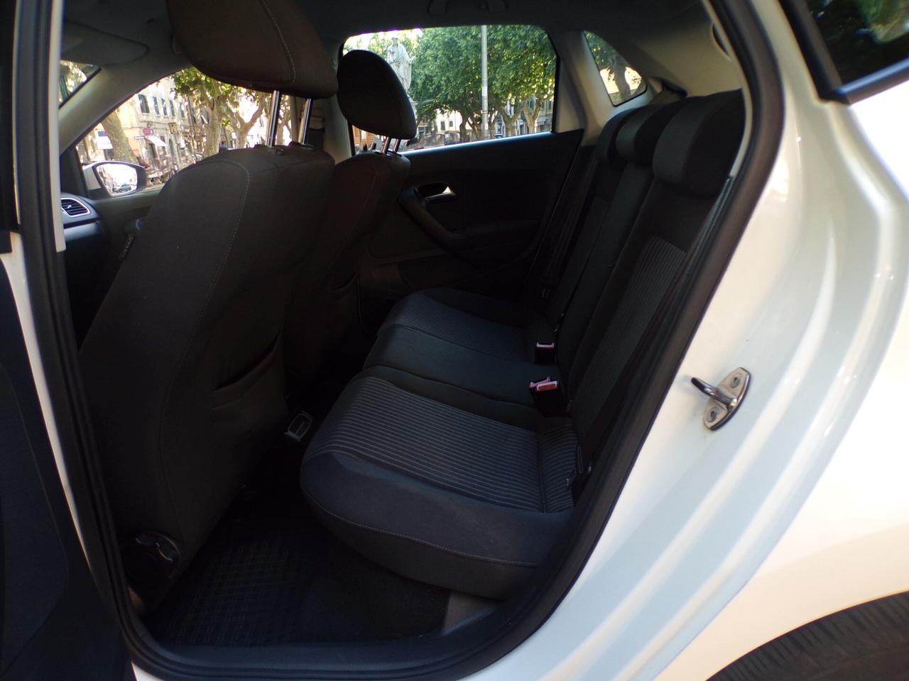 AUTO VOLKSWAGEN POLO 5P COMFORTLINE BI-FUEL DEL 2010 CON 227.500 KM