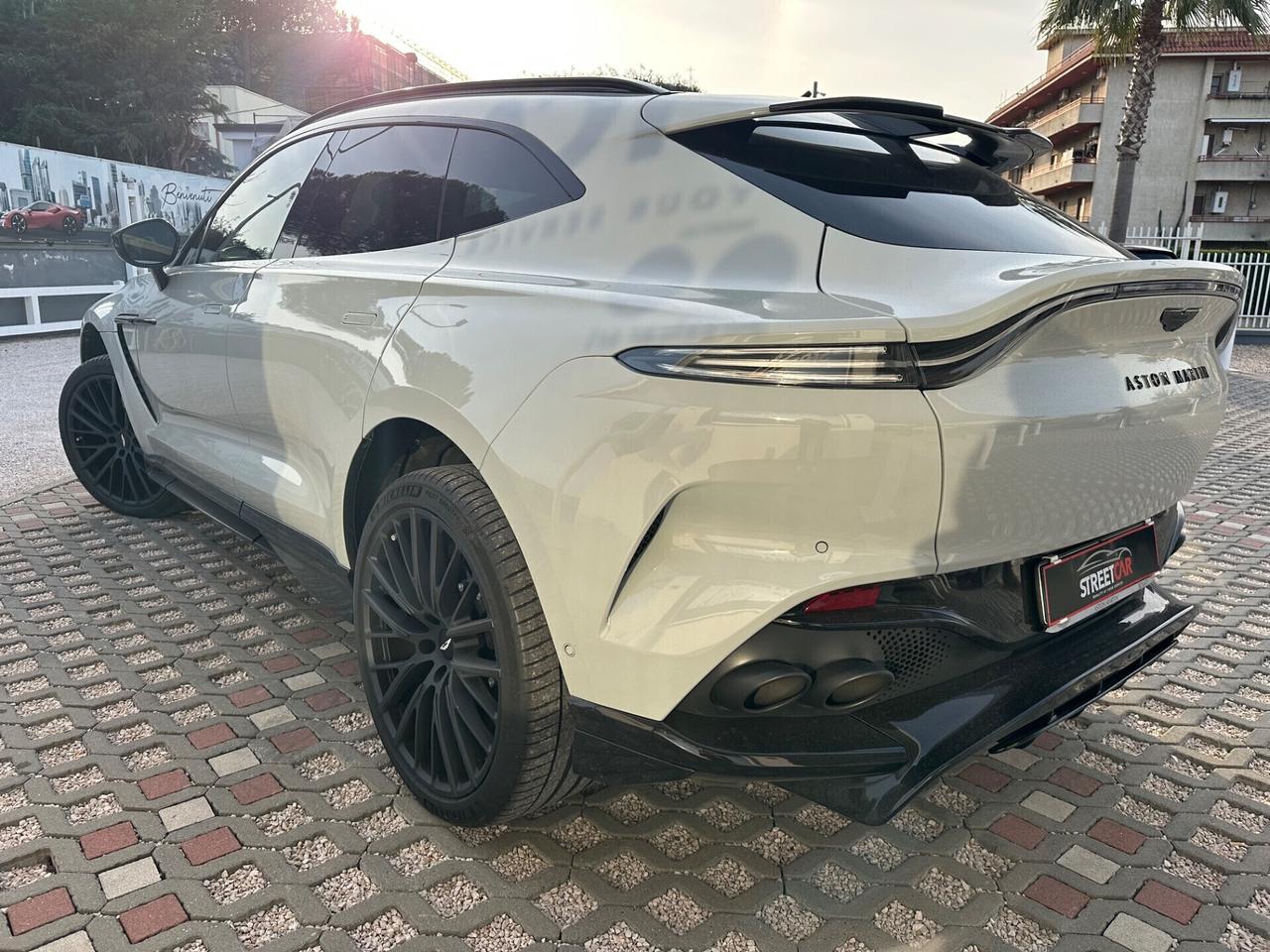 Aston Martin DBX 707