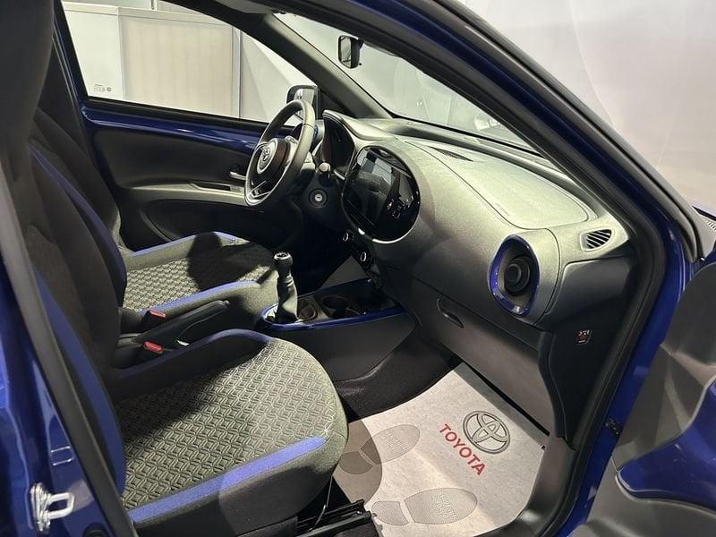 Toyota Aygo X 1.0 VVT-i 72 CV 5 porte Trend Km 0 Bi-Tone "JUNIPER BLUE & BLACK"
