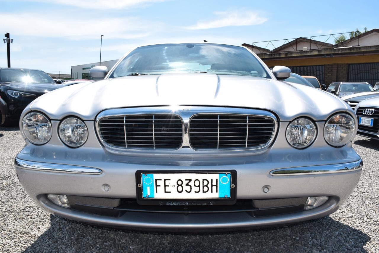 Jaguar XJ 4.2 V8 298CV AUT. NAVI PELLE SENSORI CRUISE BT Executive