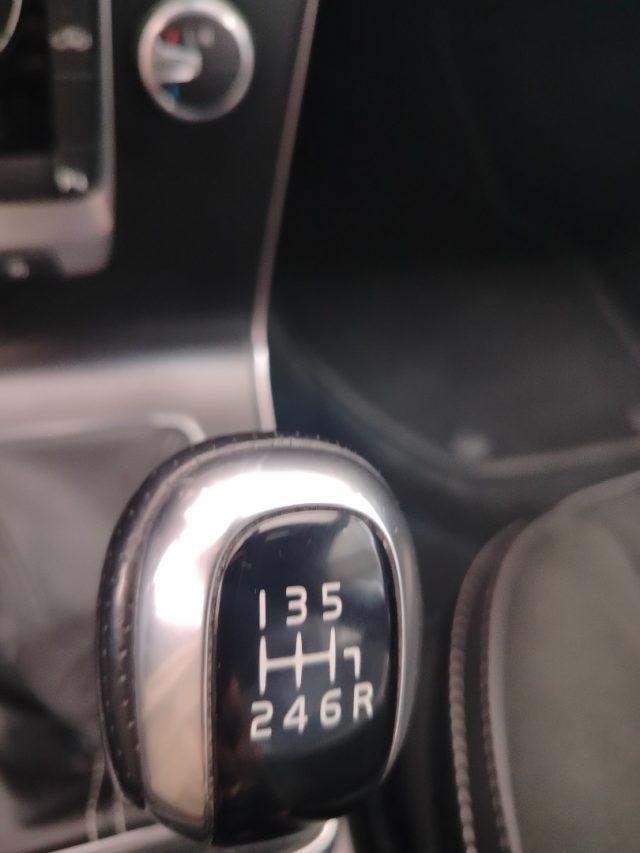 VOLVO V40 D2 R-design