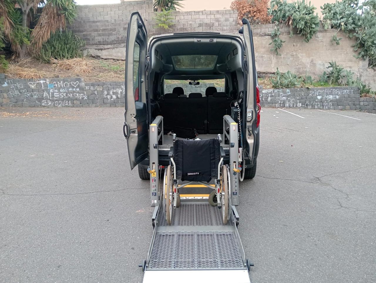 Opel Combo sollevatore elettrico trasporto disabili