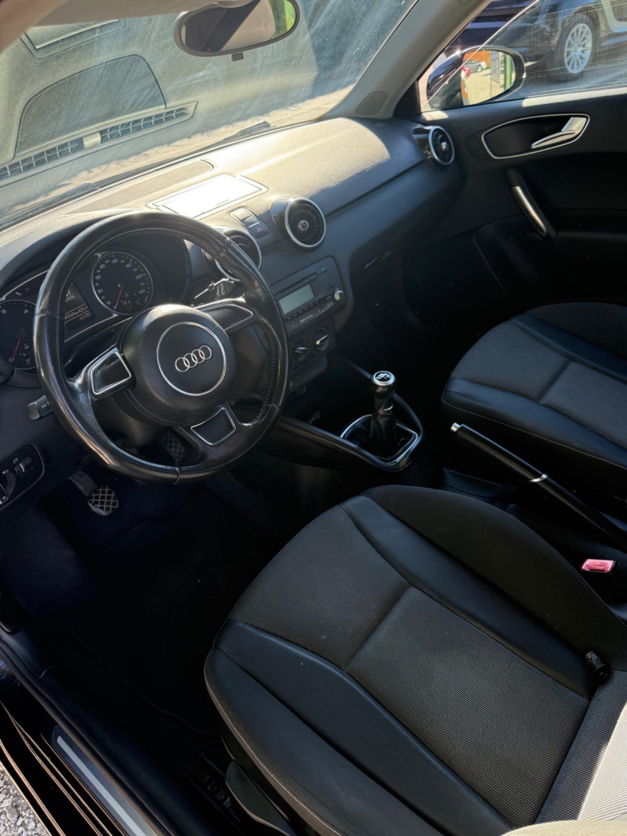 Audi A1 1.6 TDI 105 CV Attraction con GANCIO TRAINO A SCOMPARSA