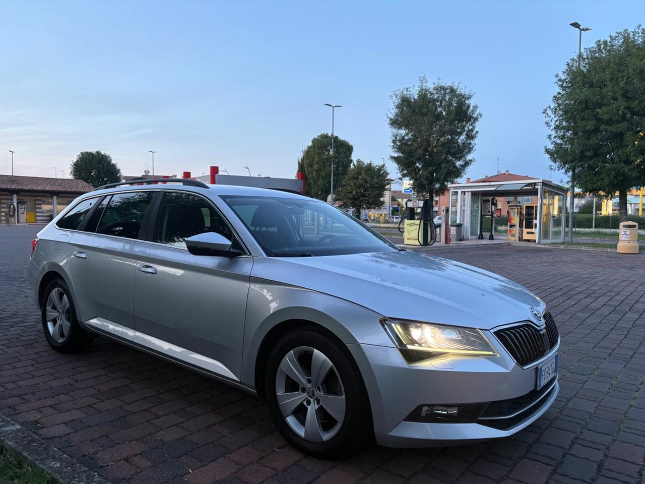 Skoda Superb 2.0 TDI DSG Wagon Style