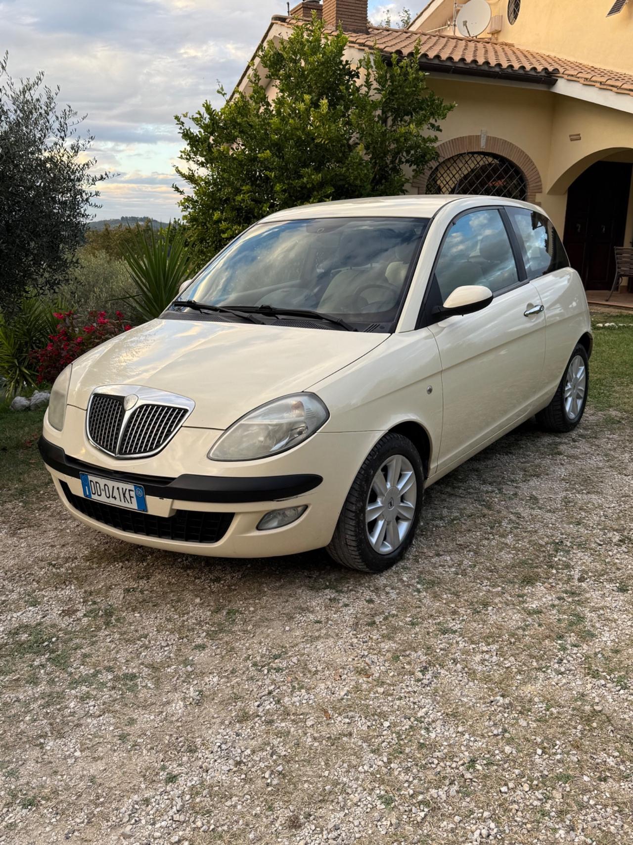 Lancia Ypsilon 1.3 MJT 75 CV Argento
