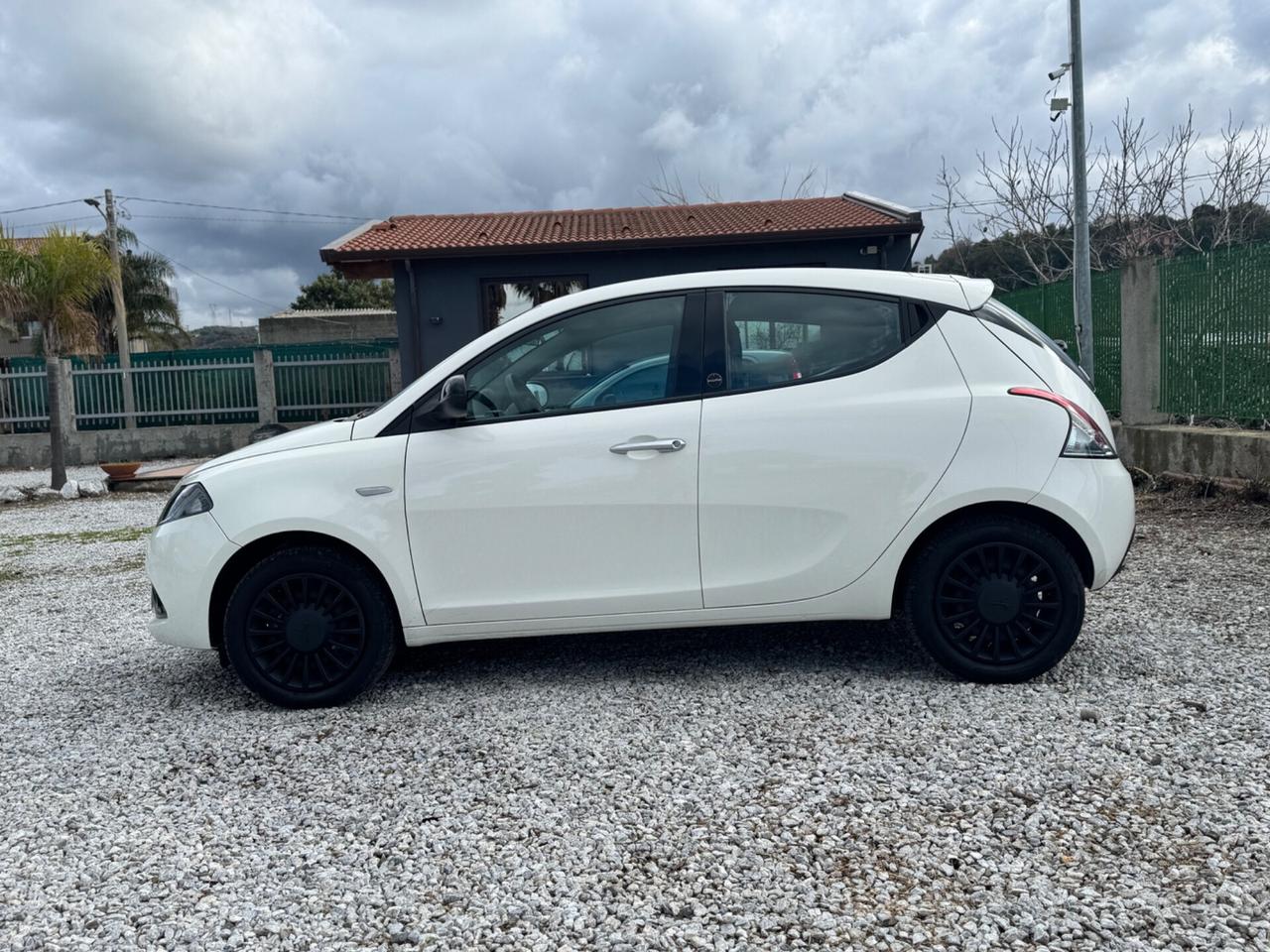 Lancia Ypsilon 1.0 FireFly 5 porte S&S Hybrid Ecochic Silver