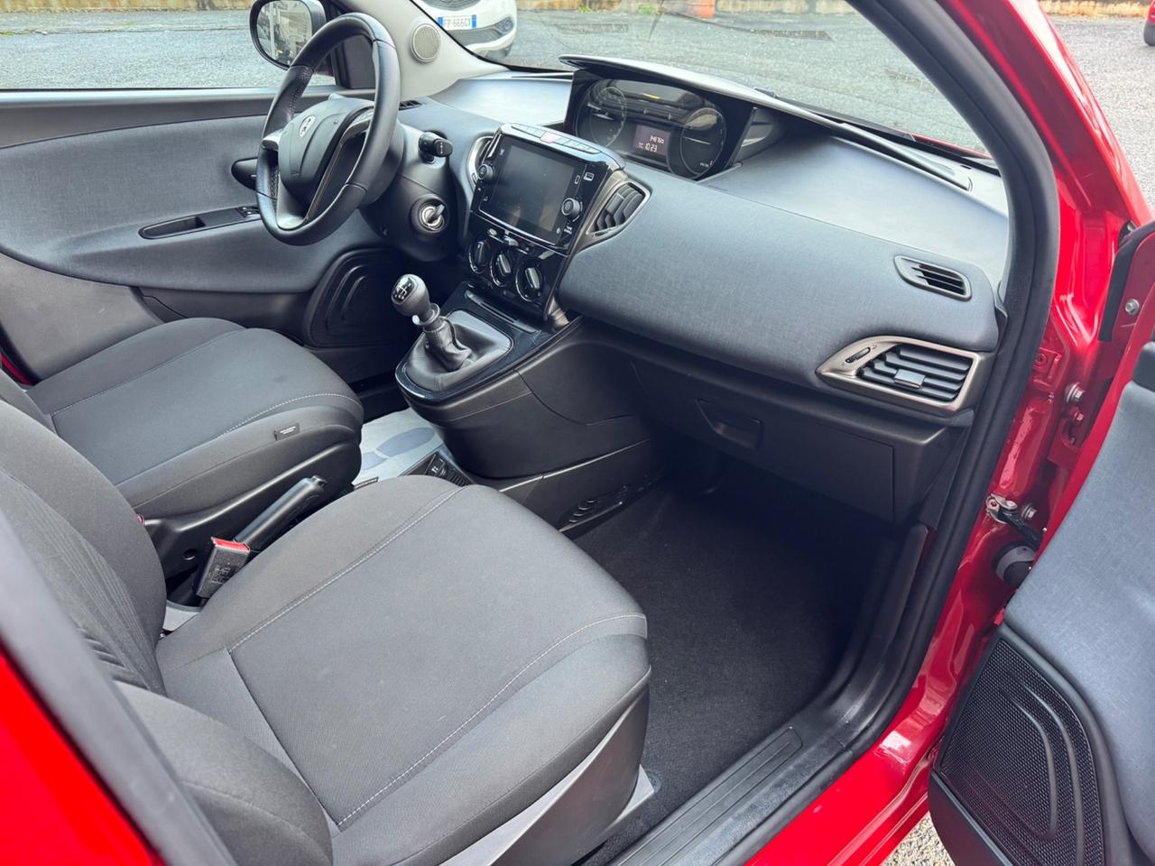 Lancia Ypsilon 1.0 Gold Hybrid