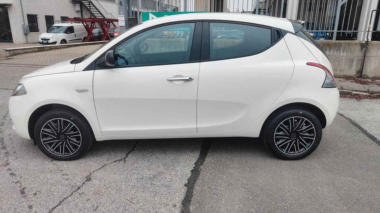 Lancia Ypsilon 1.0 FireFly 5 porte S&S Hybrid Oro