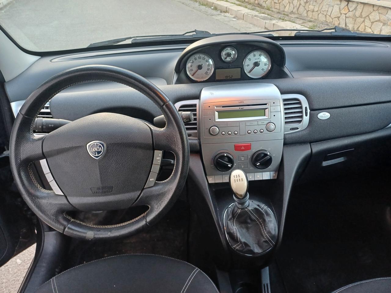 Lancia Ypsilon 1.4 16V Sport MomoDesign