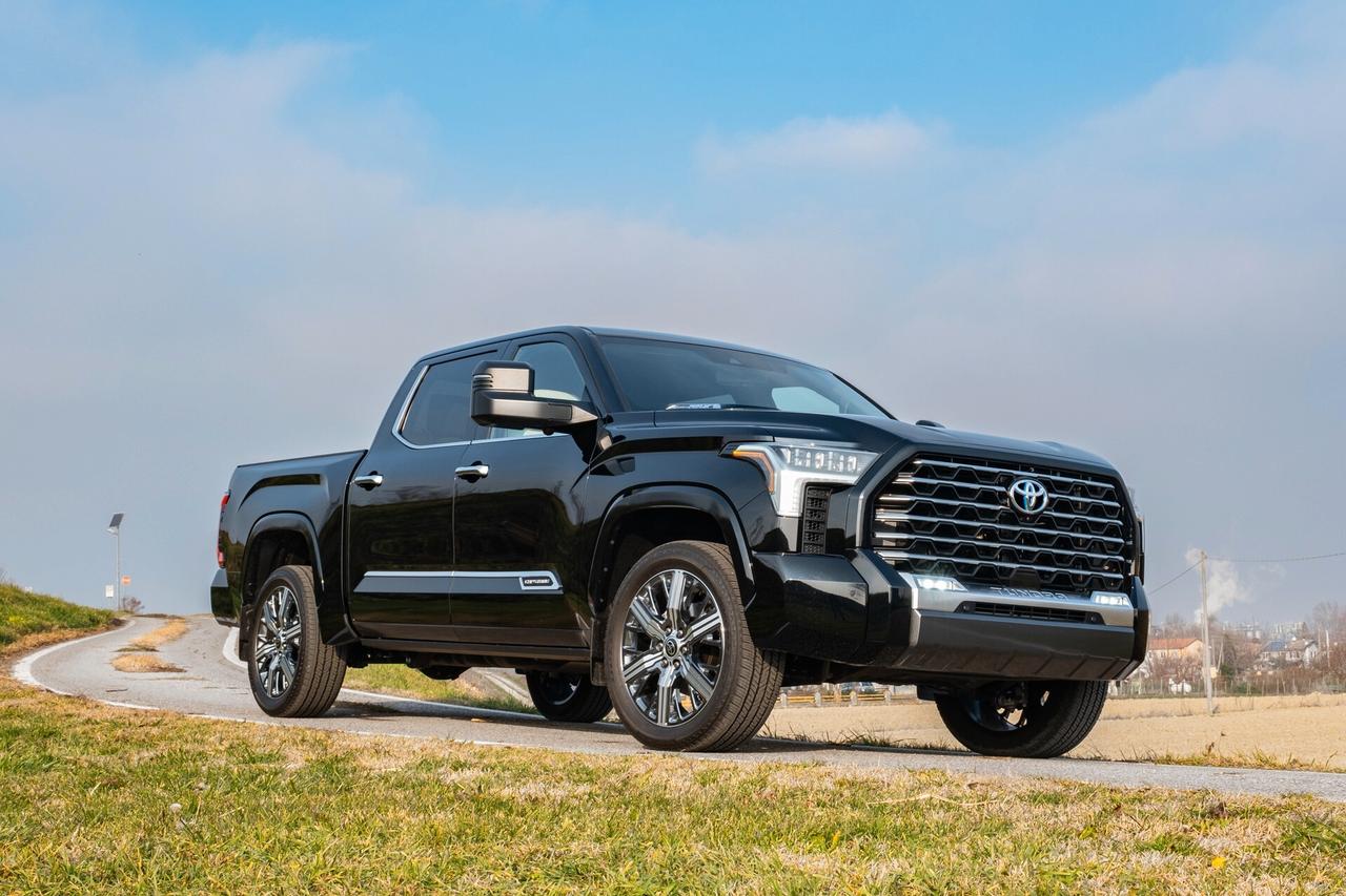 Toyota Tundra Crew 3.5L v6 Twin Turbo 4x4 HYBRID CAPSTONE