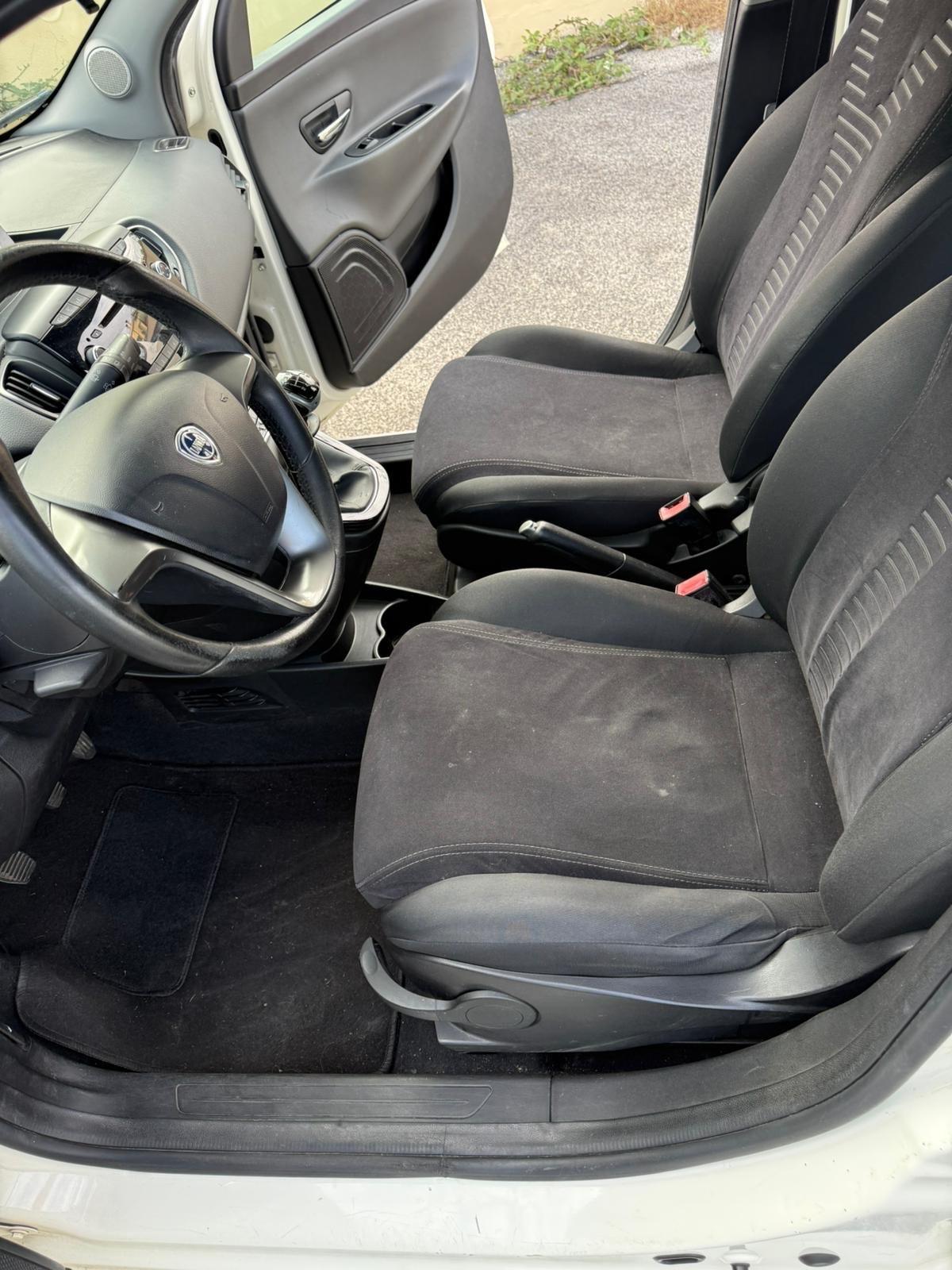 Lancia Ypsilon 1.2 69 CV Unyca