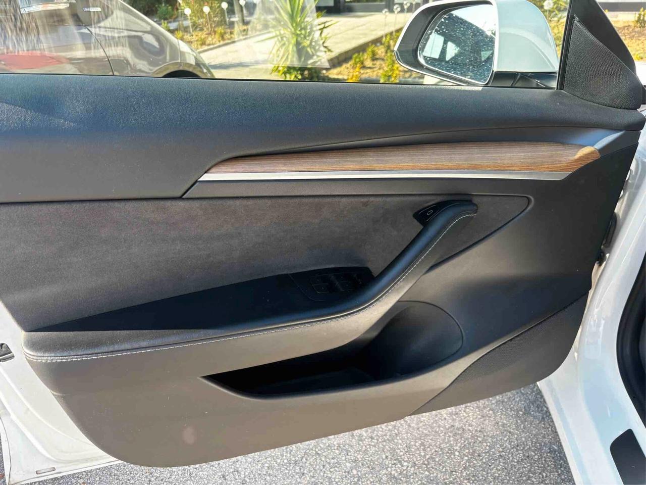 Tesla Model 3 Long Range AWD Performance Summon