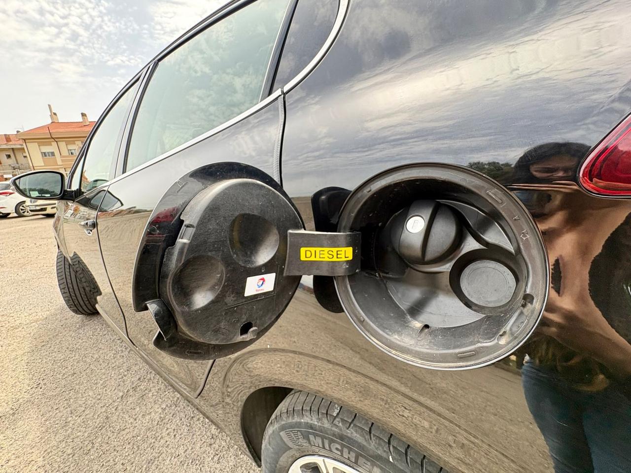 Peugeot 208 Allure 1.6 Blue HDI 75 #10654