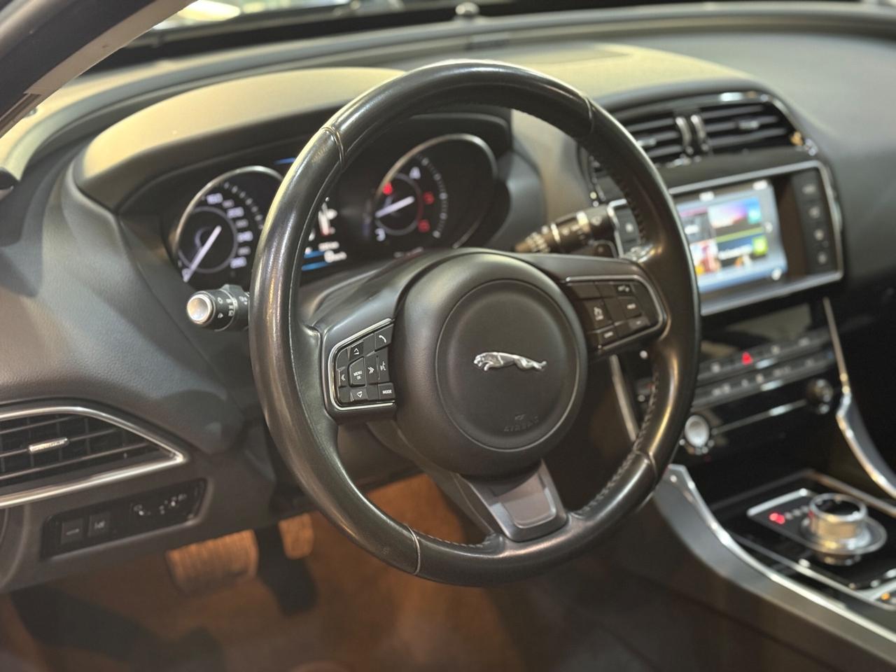 Jaguar XE 2.0 D Turbo 180CV aut. Pure Business Edition