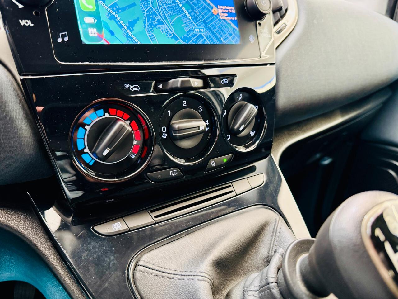 Lancia Ypsilon 1.0 Hybrid Silver / CarPlay S&S
