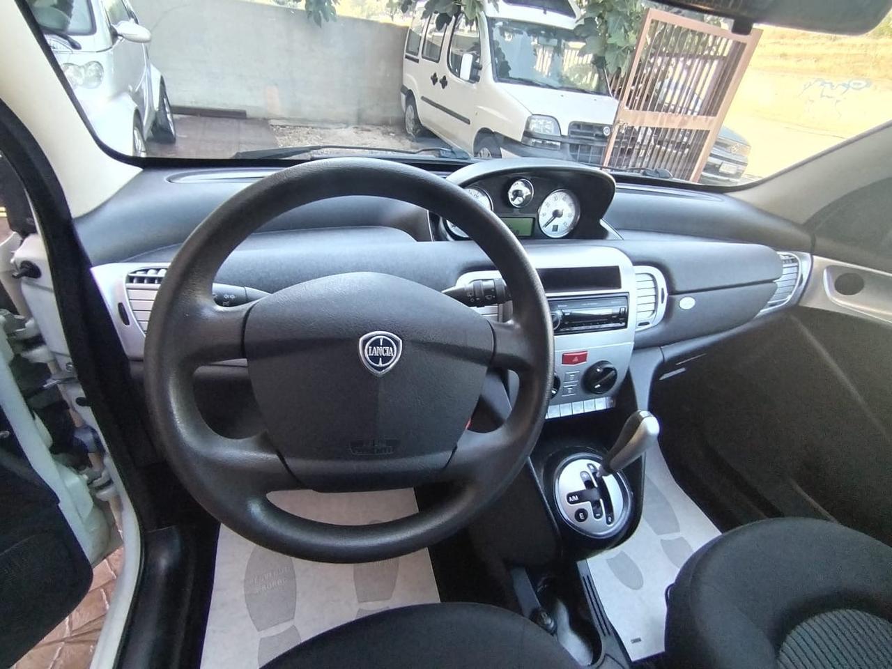 Lancia Ypsilon 1.3 MJT 75 CV Versus
