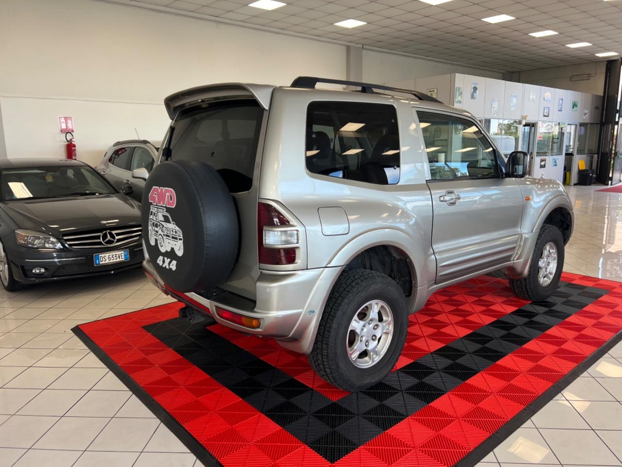 Mitsubishi Pajero 3.2 16V DI-D 3p. GLX Autocarro