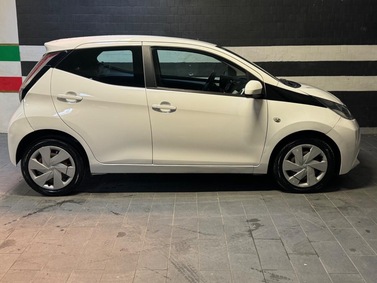 Toyota Aygo 1.0 VVT-i 69 CV 5 porte x-black Tss
