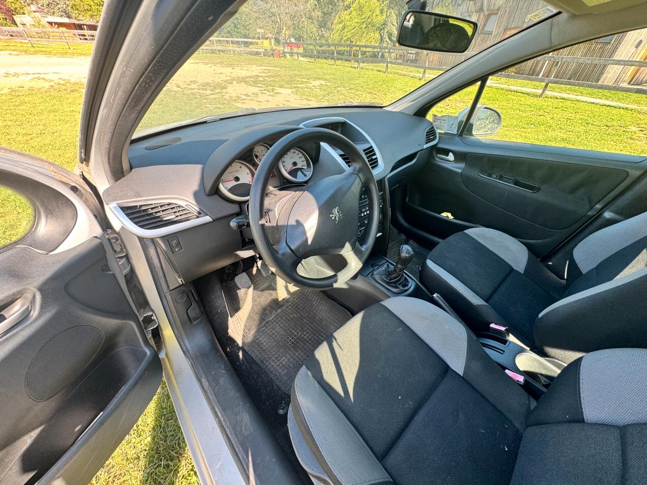 Peugeot 207 adatta a NEOPATENTATI