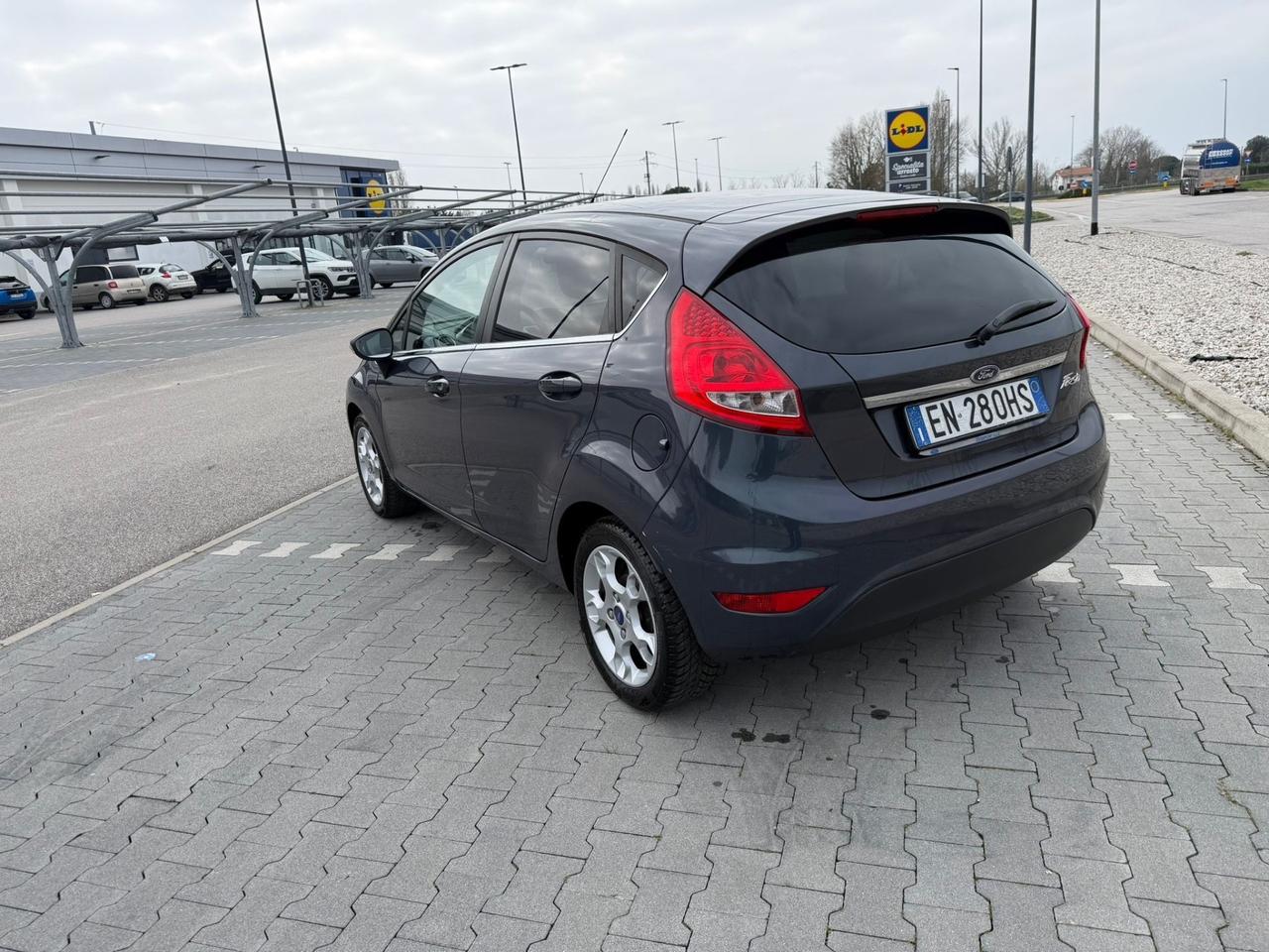 Ford Fiesta 1.4 16V 5p. Bz.- GPL Titanium Bs.