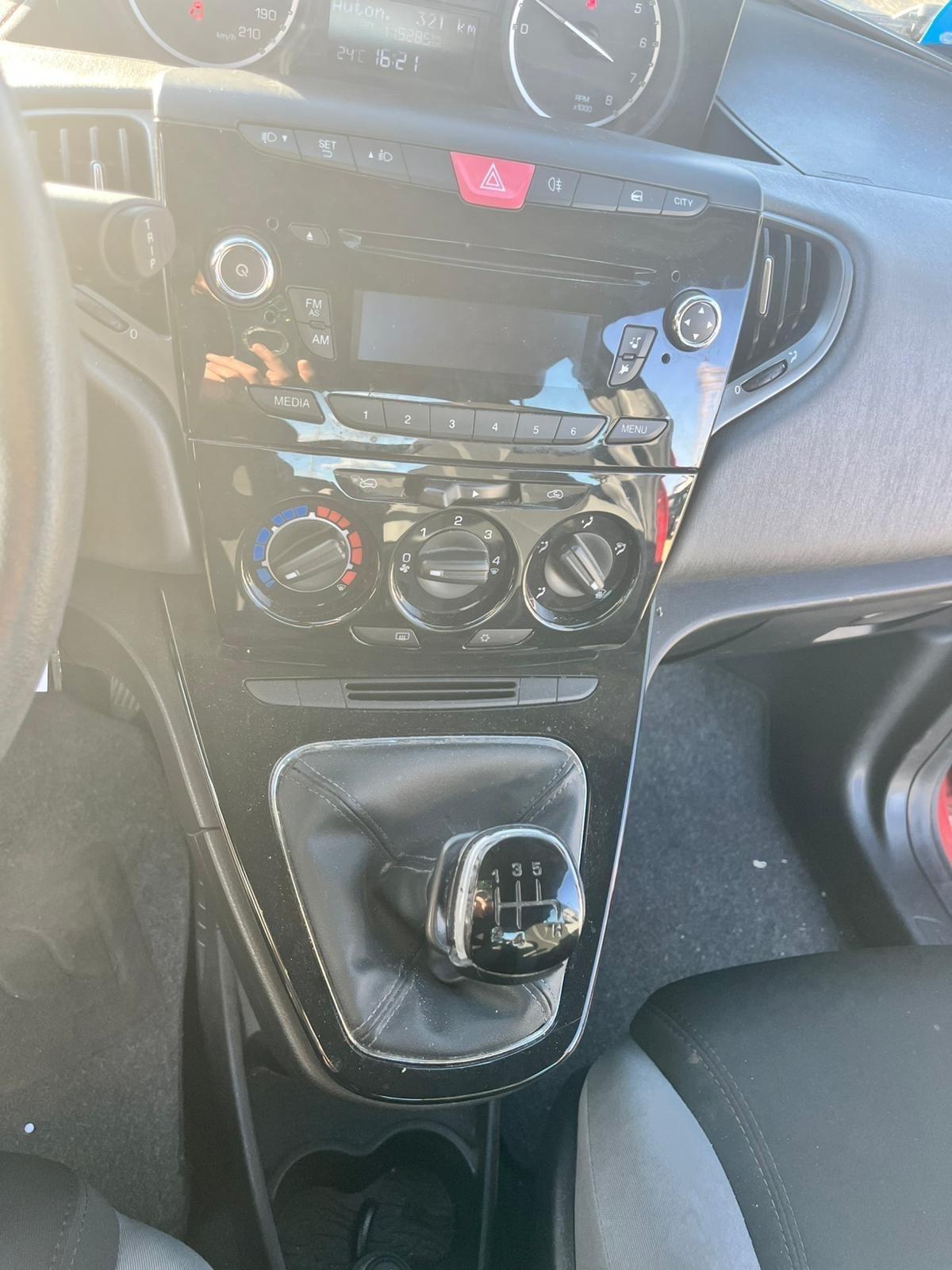 Lancia Ypsilon 1.2 69 CV 5 porte S&S Platinum