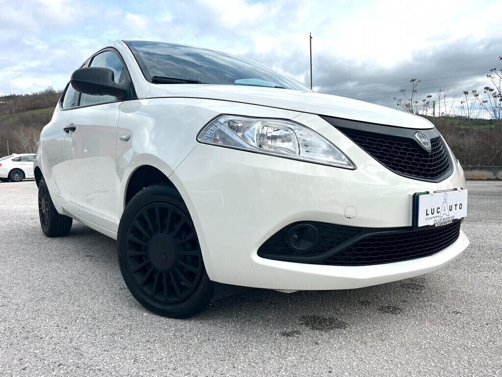 Lancia Ypsilon 1.2 69 CV 5 porte S&S Black and Noir