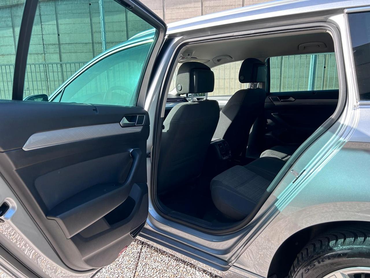 Volkswagen Passat Variant 1.6 TDI SCR DSG Business BMT