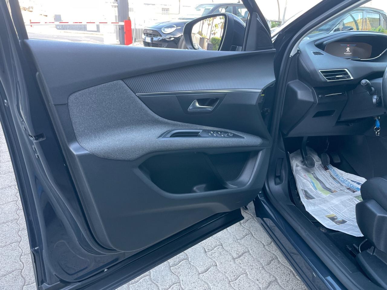 Peugeot 3008 BlueHDi cambio manuale sensori parcheggio ant-vetri privacy