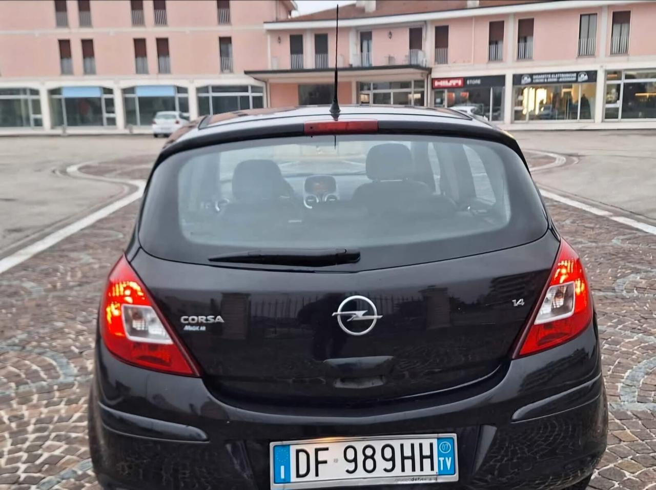 Opel Corsa 1.4 benzina/gpl