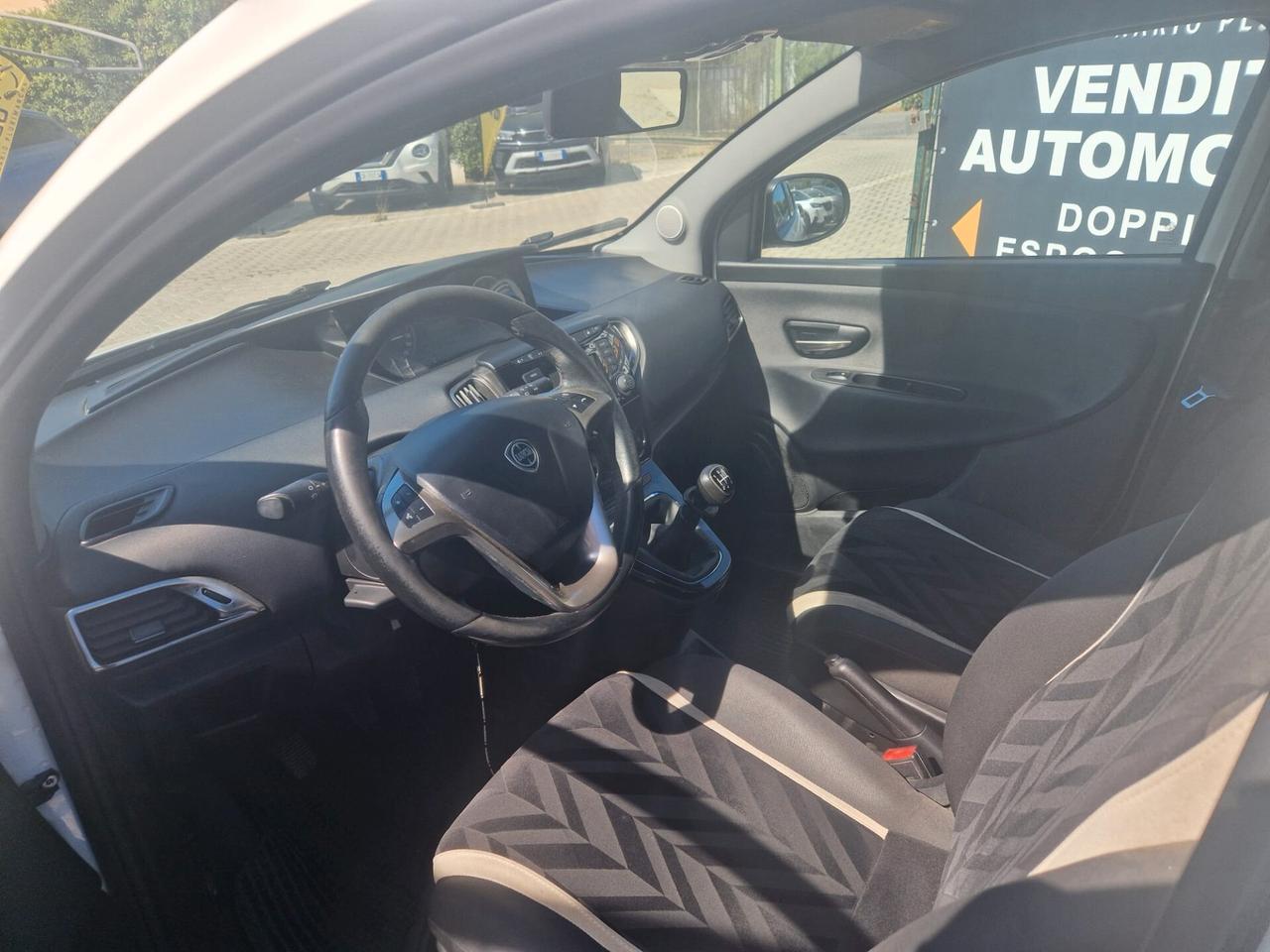 Lancia Ypsilon 1.2 69 CV 5 porte Platinum